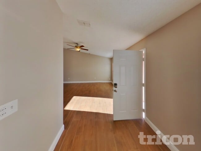 Photo - 10919 Livingston Dr