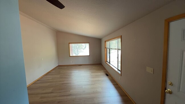 Photo - 3 Bedroom / 2 Bathroom Home in NE Bend.