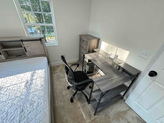 Photo - 2210 Pansy St NW