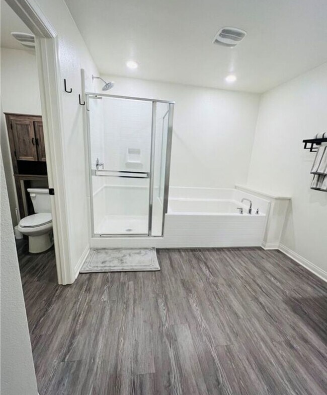 Photo - 3 Bdrm, 2.5 Ba Townhouse w/2 Car Attached Garage Available For Rent