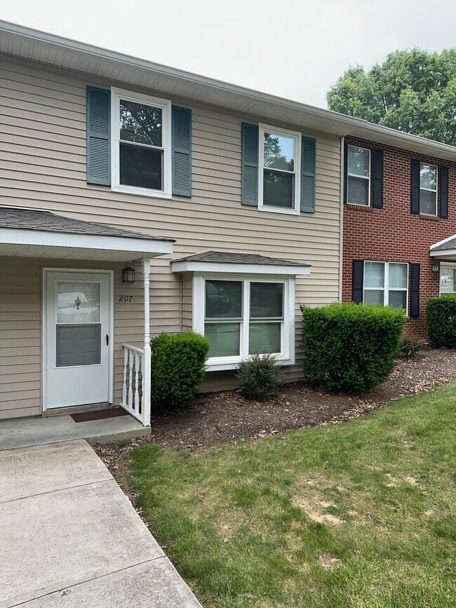 Building Photo - Townhouse in the popular Pheasant Run comm...