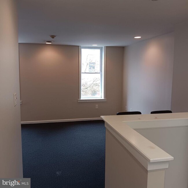 Building Photo - 1732 W Diamond St Unit 2