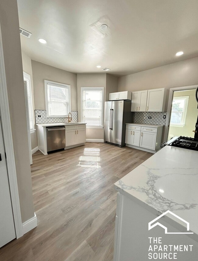 Building Photo - 2820 N Ridgeway Ave Unit 2 Rental