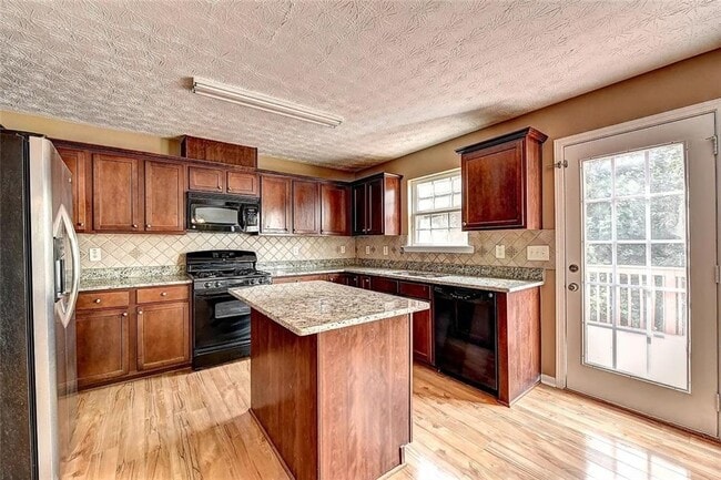 Photo - 670 Roxford Ln NE