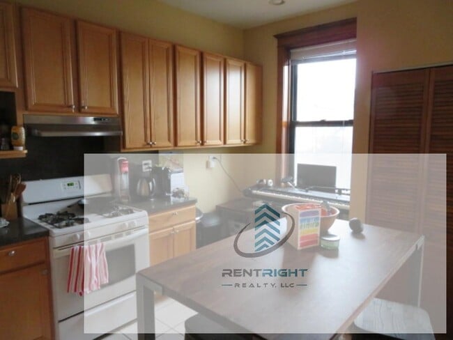 Building Photo - 1357 N Ashland Ave Unit 3C
