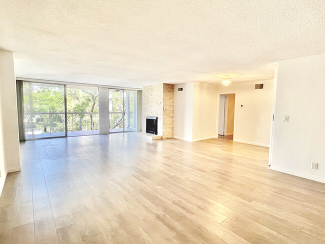 Photo - 441 N Oakhurst Dr Unidad 301