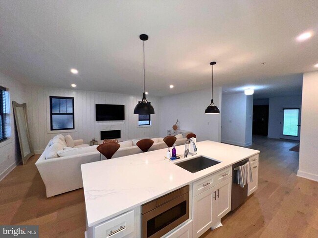 Photo - 986 Henry Ave