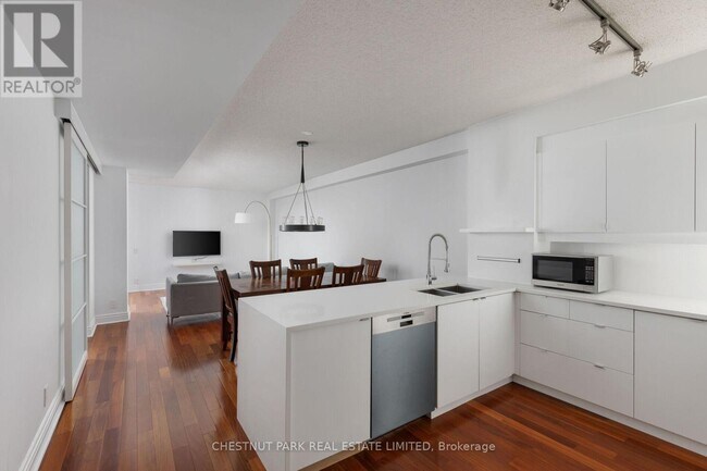 Photo - 500 Queens Quay W Unit 516E