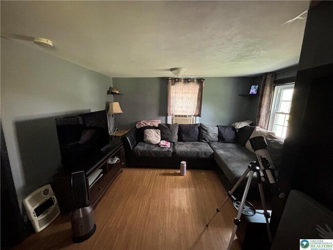 Photo - 654 Youngs Hill Rd