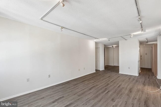 Building Photo - 1420 Locust St Unit 23E