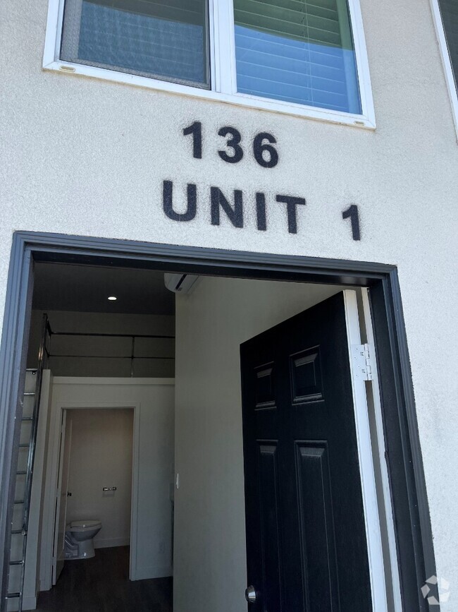 Building Photo - Modern, Large Studio with A/C & High Ceili... Unit 136  1 Rental