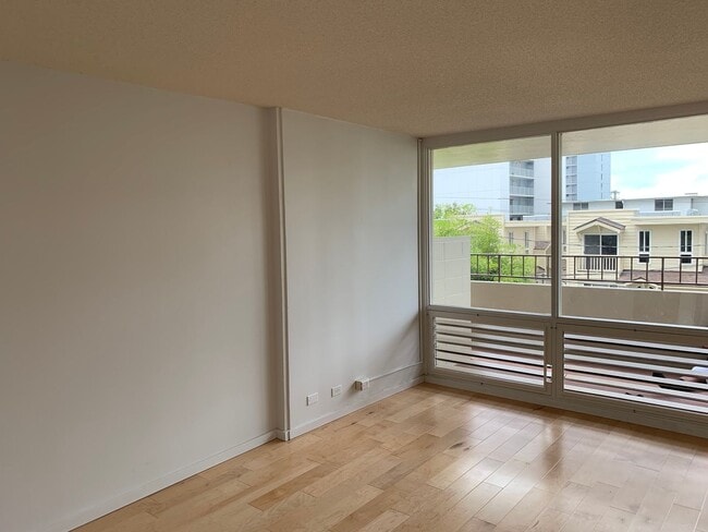 Building Photo - Makiki Condo with Utilities Included in Rent Unit 402