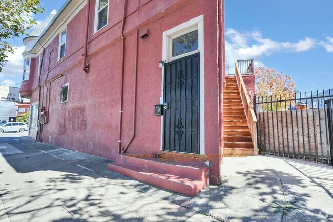 Building Photo - TOTALLY REMODELED 3BR / 1BA Upstairs Apart... Rental