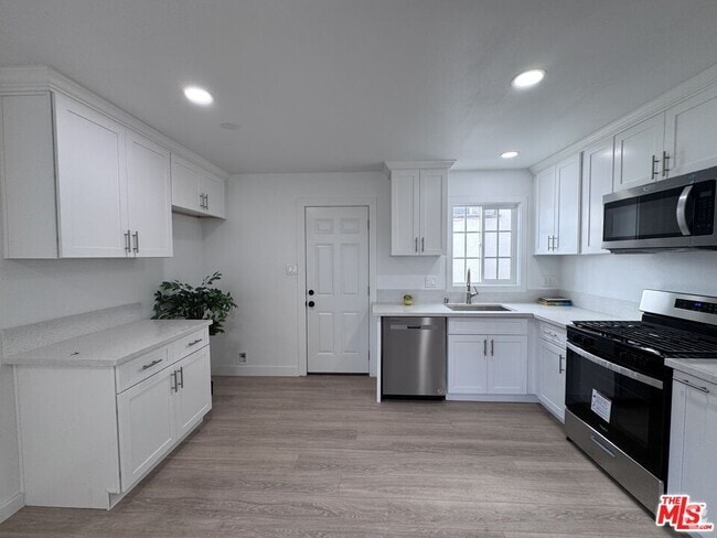 Building Photo - 618 W 6th St Unit 618 Rental