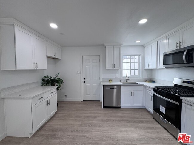 Building Photo - 618 W 6th St Unit 618 Rental