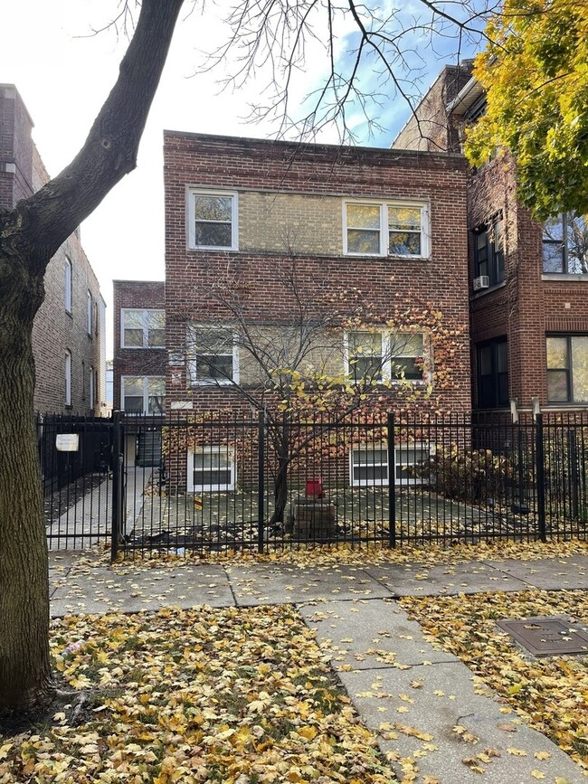 Building Photo - 1727 W North Shore Ave Unit 1F
