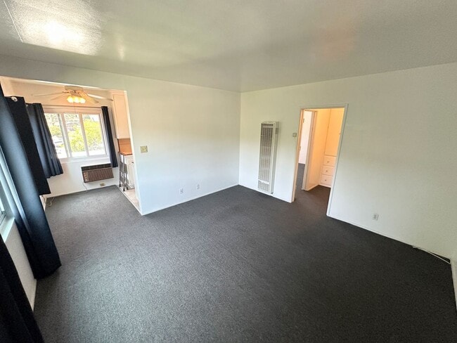 Building Photo - PRE LEASING - Corner 1 Bedroom Apartment in Los Feliz! Unit 8