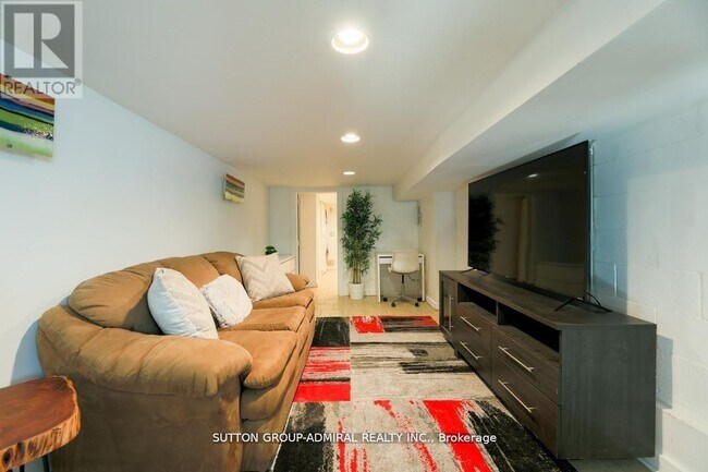 Photo - 70 Carlaw Ave