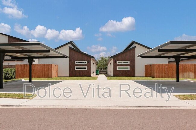 Photo - 1502 W Platinum Dr Unit Apt 4