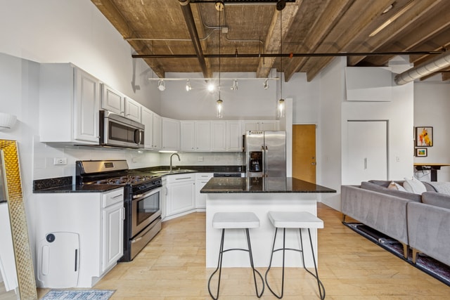 Building Photo - 1740 N Maplewood Ave Unit 122