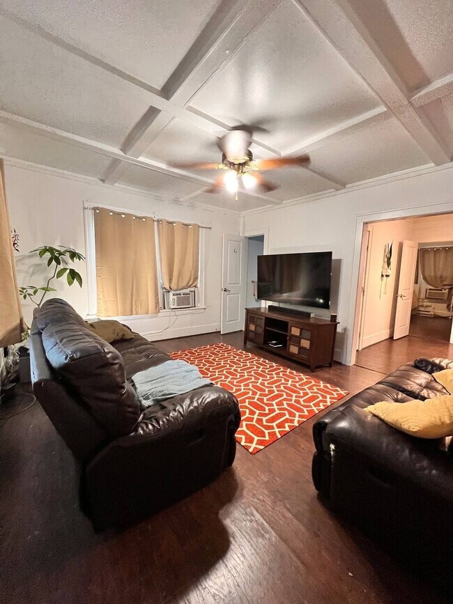 1302 W Bell St Unit 2