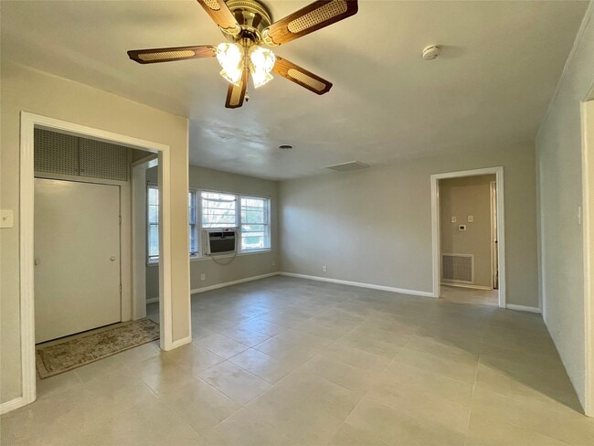 Photo - 1112 Southampton Dr