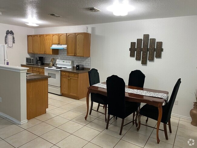 Kitchen/dinning room combo - 6748 Trail Lake Dr Rental