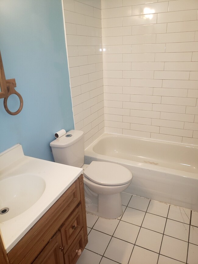 Photo - 687 Dupont St Unit A