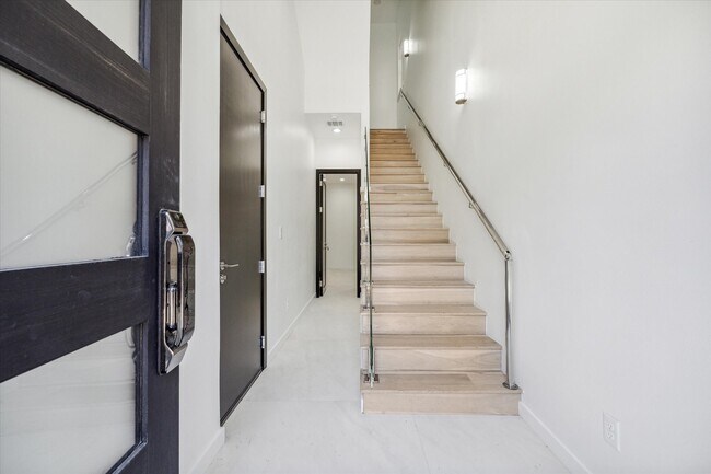 Photo - 713 Memorial Heights Dr
