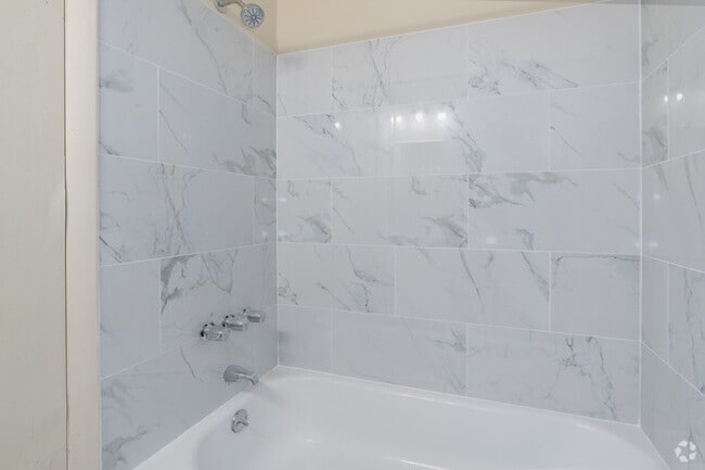 1BR, 1BA - 655SF - Bath