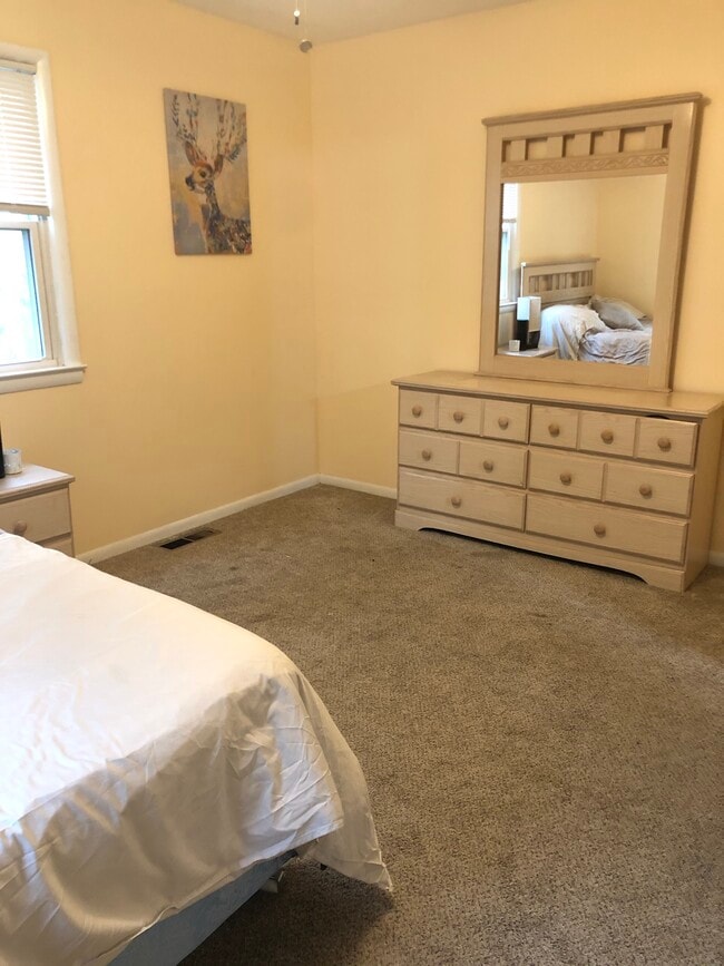 DORMITORIO AMUEBLADO - 5112 Hollywood Rd Unidad PALE YELLOW (Furnished) 13'2 x 9'10 Bedroom