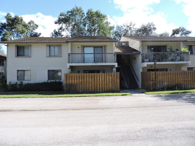 Building Photo - 3402 Gardens E Dr Unit 7A