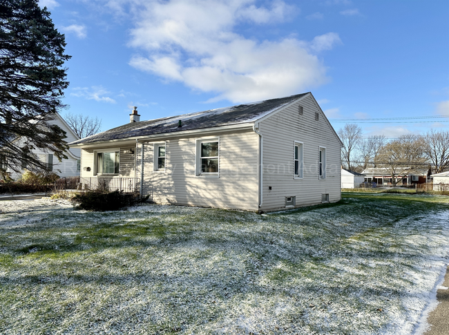 Building Photo - Charming 2-Bed/1-Bath Ranch, Massive Basem... Rental