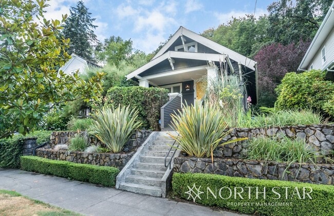 Building Photo - Amazing upscale John's Landing home.