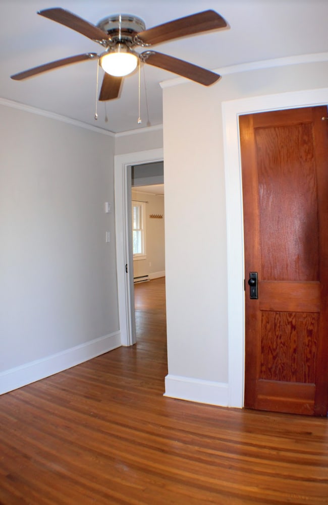 "Charming 2-Bed Home with Gleaming Hardwood Floors in Hendersonville!"