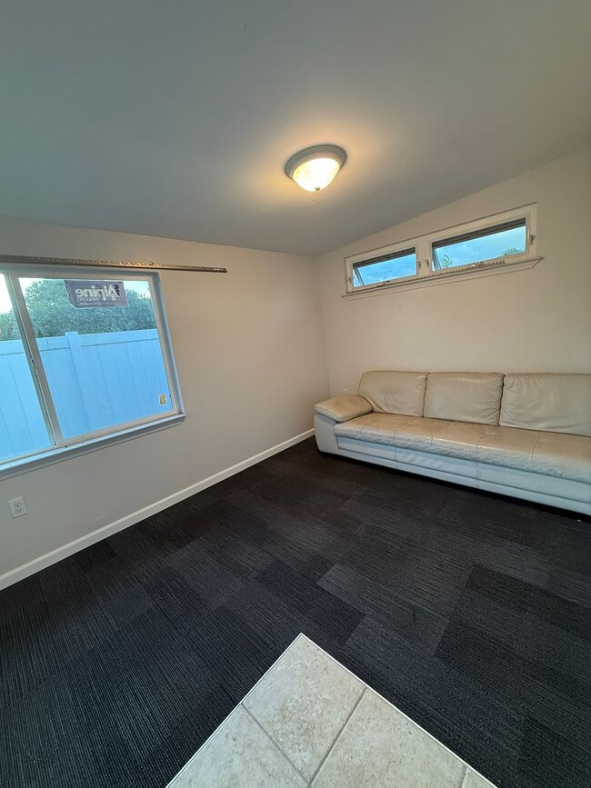 Building Photo - For Rent – 2 Bedroom, 1 Bathroom with Deta... Rental