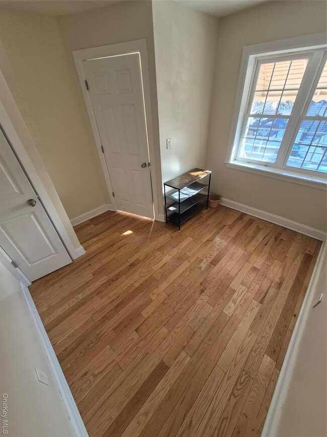 Photo - 923 E 227th St