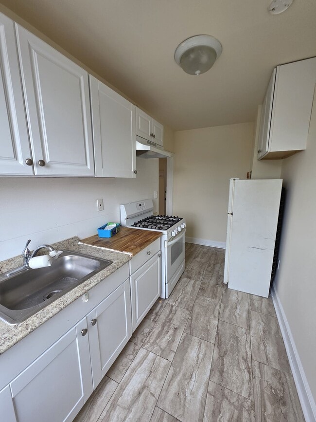 Building Photo - 891 Kennedy Blvd Unit 41