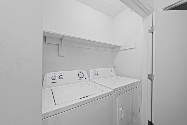 Photo - West Oaks, Three Bedroom Two Bath Apartment Unidad 2120-302