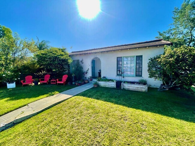 Front of House and Yard - 1004 Pine St