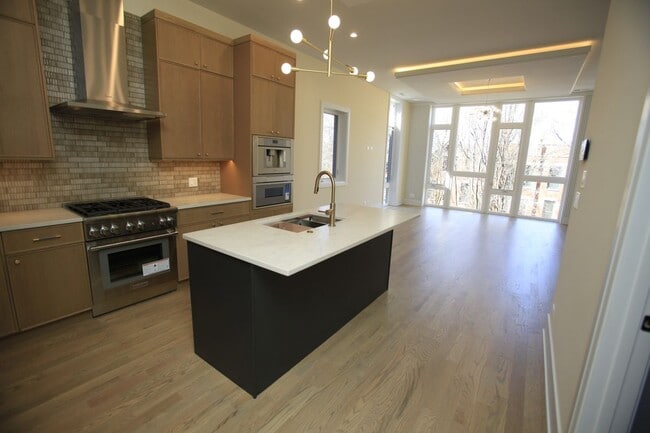 Building Photo - 1029 N Winchester Ave