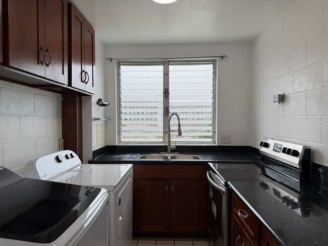 Building Photo - Kapalama: 1 Bed, 1 Bath Apartment with Den and 1 Parking Unit A404