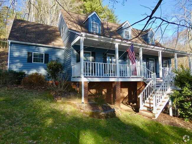 Building Photo - Spacious Cape Cod-Style Home in South Ashe...