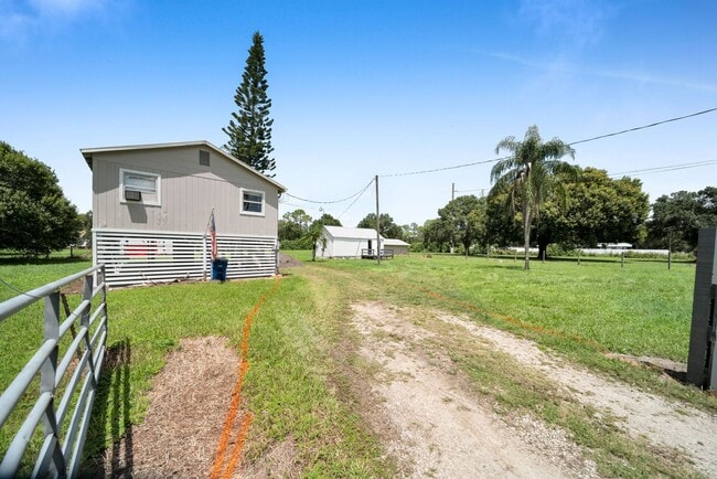 Building Photo - 2950 Packinghouse Rd Unit 3bed/1bath Main house