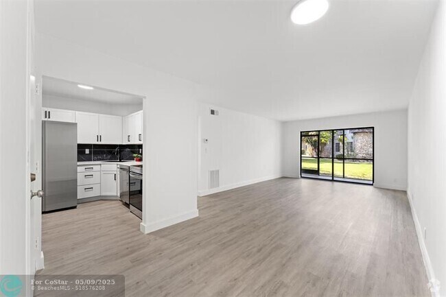 Building Photo - 3105 Oakland Shores Dr Unit J110 Rental