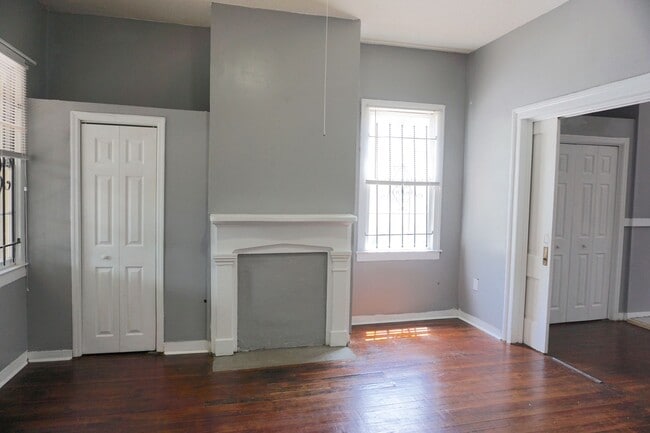 301 W Waldburg St