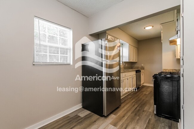 Photo - 210 E Will Rogers Blvd