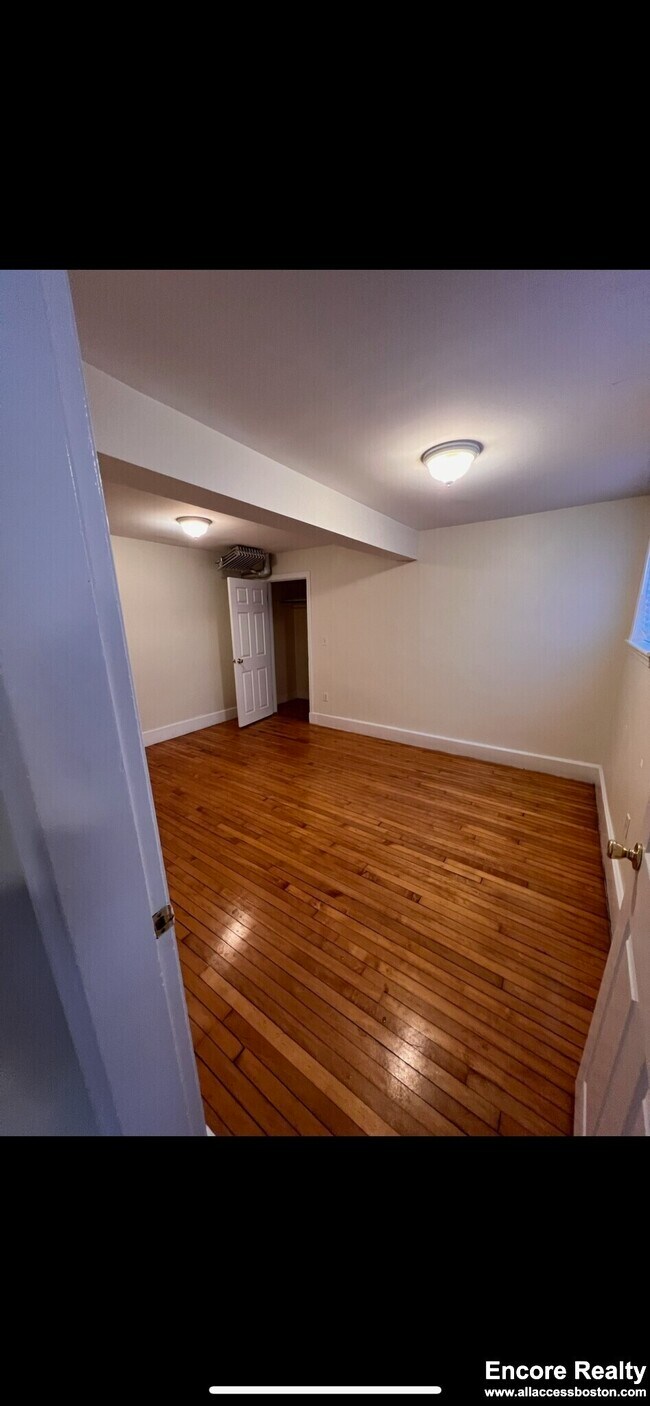 Building Photo - 14 Centre St Unit K