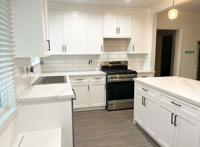 Building Photo - 4126 W Toluca Lake Ave Unit 1/2