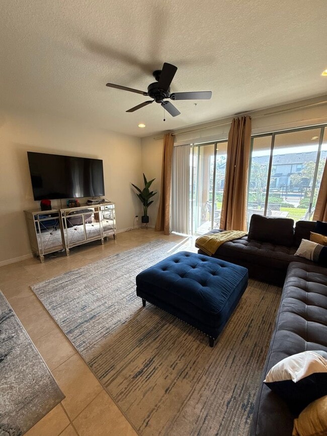 Building Photo - Beautiful 3/2.5 Townhome with Pool View in...